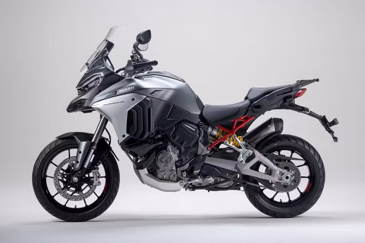 V4 Granturismo nặng 66,7 kg, nhẹ hơn 1,2 kg so với biến thể Testastretta DVT của 1260 Multistrada. Dung tích bình xăng 22 lít và trọng lượng được tuyên bố là 215 kg.