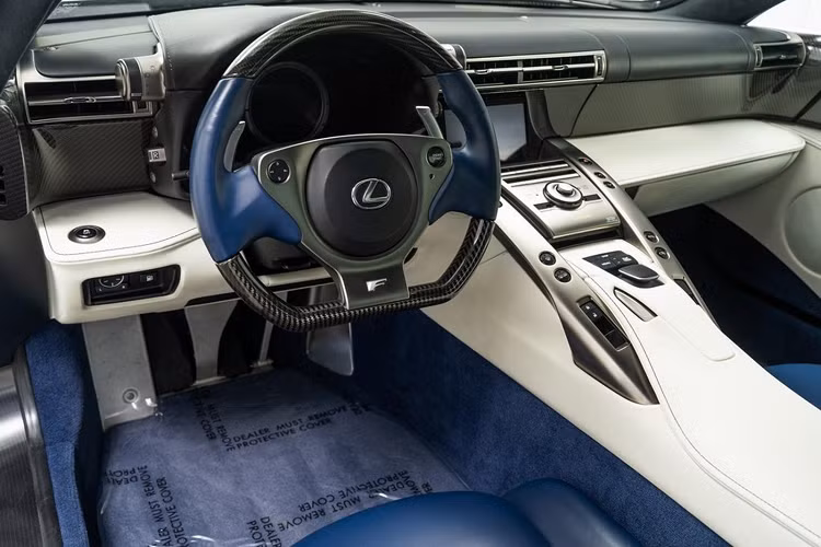 Có thể nói, Hilton là một fan hâm mộ lớn của chiếc siêu xe Nhật Bản Lexus LFA bởi vì đây chính là chiếc Lexus LFA thứ hai mà cô từng sở hữu.