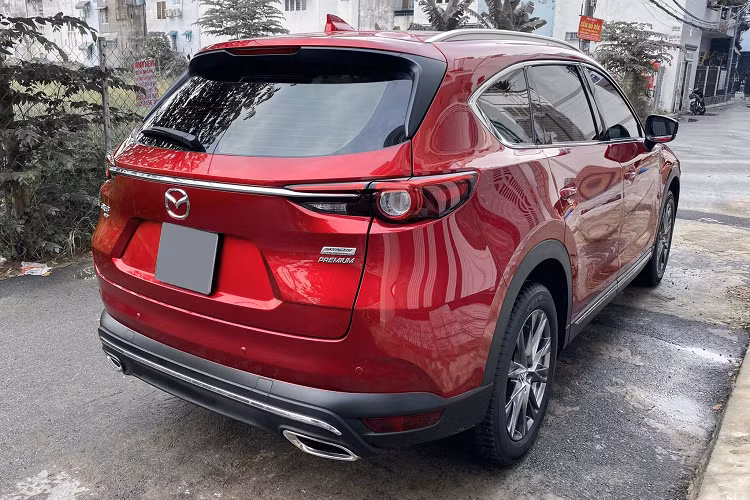 Hiện tại, Mazda CX-8 bản full có giá niêm yết 1,259 tỷ đồng. Người mua còn phải chi thêm khoảng gần 200 triệu đồng để lăn bánh xe (với 10% phí trước bạ trước đây) và khoảng 100 triệu đồng (với 5% phí trước bạ hiện nay đến hết 31/12).
