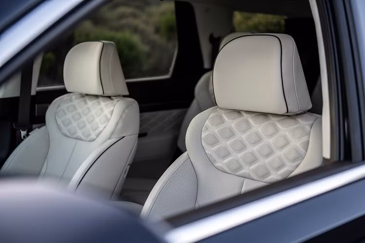 Về động cơ, Hyundai Palisade Calligraphy tại Mỹ sử dụng động cơ V6 3.8L, cho công suất 295 mã lực và mô-men xoắn cực đại 355 Nm. Kết hợp với nó là hệ dẫn động tiêu chuẩn tất cả các bánh AWD và hộp số tự động 8 cấp.