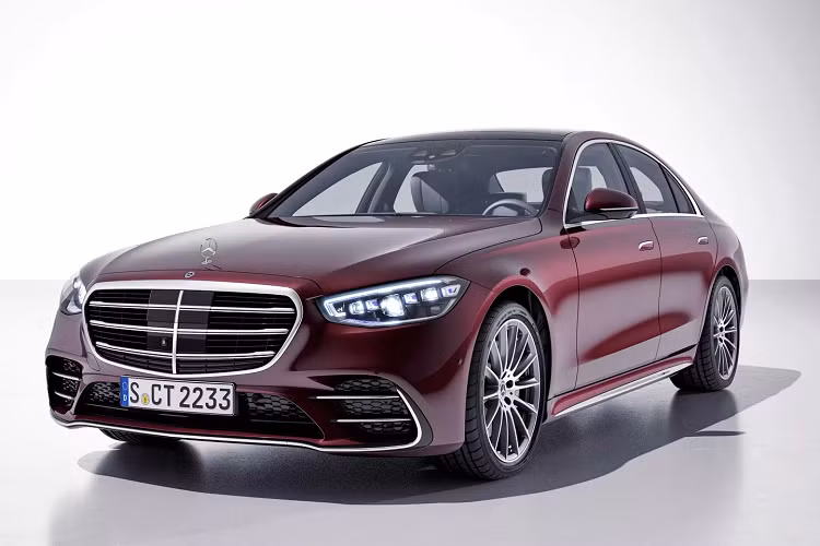Có tất cả 5 phiên bản của S-Class bao gồm: Động cơ xăng: S 450 4Matic : giá xe Mercedes-Benz S-Class 2021 từ 106.000 Euro; S 500 4Matic : giá từ 117.000 Euro. Động cơ dầu diesel: S 350d : giá từ 96.000 Euro; S 350d 4Matic : giá từ 99.000 Euro; S 400d 4Matic : giá từ 106.000 Euro