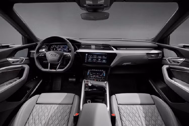 Khoang lái Audi e-tron Black Edition 2021 sở hữu ghế bọc da Valcona cao cấp, bảng điều khiển, bệ tì tay và khu trung tâm bọc da nhân tạo.