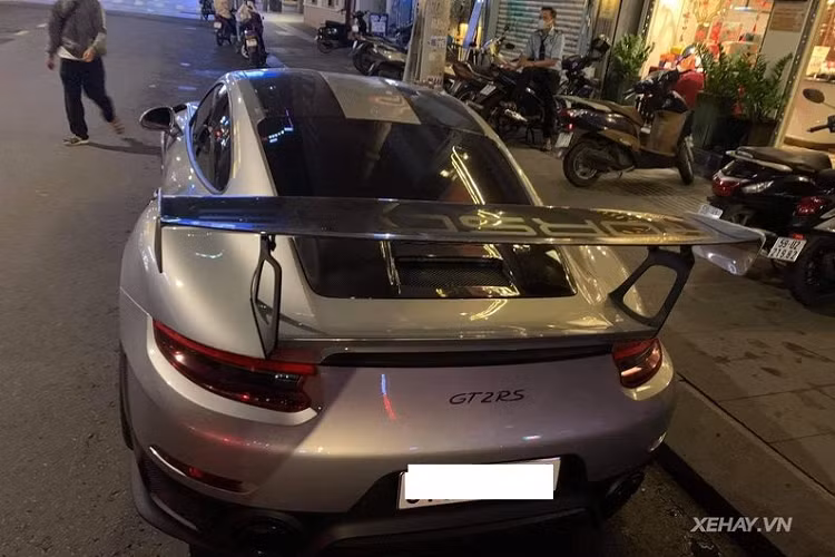 Bên cạnh đó, diện mạo của Porsche 911 GT2 RS hàng hiếm còn nổi bật hơn với bộ la-zăng thể thao được phủ màu vàng trắng satin White Gold Metallic kích thước bánh trước 20 inch và 21 inch ở bánh sau.
