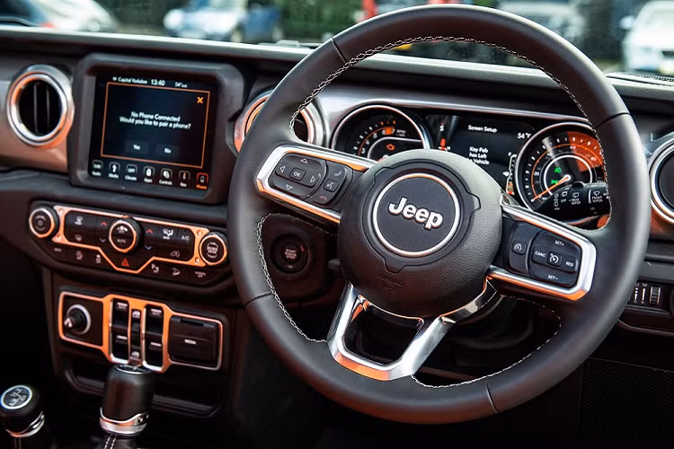 Chiếc Jeep Wrangler CJ400 trong bài viết này là phiên bản 2019 với chỉ 2.253 km lăn bánh trên đồng hồ, giá xe Jeep Wrangler độ này hiện đang được chào bán 59.999 bảng Anh (tương đương 1,8 tỷ đồng).