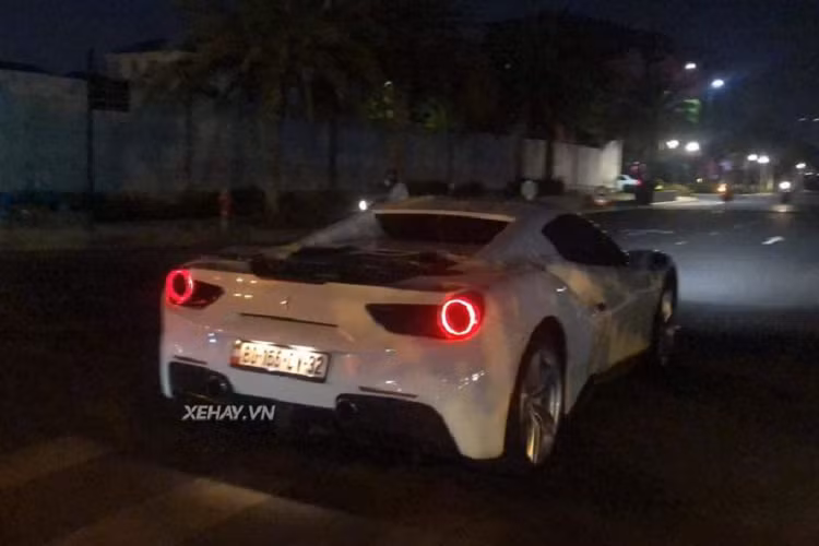Ferrari 488 Spider màu độc sở hữu cặp la-zăng 5 chấu kép kích cỡ 20 inch độc đáo, kết hợp với điểm nhấn là hệ thống má phanh màu vàng nổi bật. Hốc hút gió được làm từ sợi carbon cao cấp và thể thao. Các khe hút gió dạng tổ ong sơn đen hứa hẹn sẽ tối ưu hoá khả năng lấy gió làm mát động cơ và lưu thông khí động học cho "Hoàng tử bạch mã".