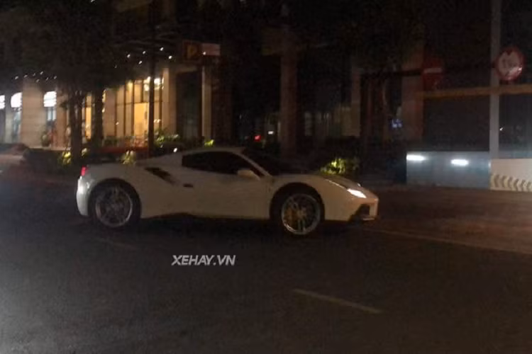 Về cơ bản, Ferrari 488 Spider gần như tương đồng với bản Coupe về mọi mặt từ thiết kế tổng thể cho tới nội thất và hệ truyền động.