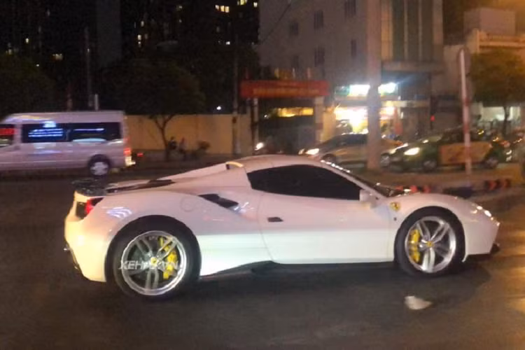 Điểm khác biệt rõ rệt nhất giữa Ferrari 488 Spider và Coupe là việc Spider đã không còn tấm mui cứng trên đỉnh nữa, thay vào đó là phần mui vải mềm có thể đóng / mở trong 14 giây bằng một nút bấm đặc biệt. Ngoài ra, phần nắp động cơ của 488 Spider cũng không còn trong suốt nữa, nó đã được thiết kế lại và che giấu toàn bộ động cơ bên dưới.