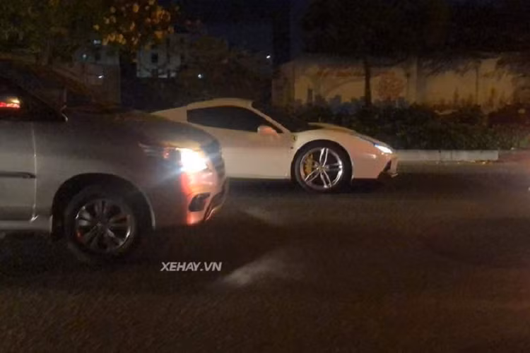 Ở điều kiện tiêu chuẩn, một chiếc Ferrari 488 Spider có thể tăng tốc từ 0 - 200 km/h trong 8,7 giây, trước khi cán tới tốc độ tối đa 325 km/h, trong khi bản Coupe chỉ mất 8,7 giây và có vận tốc cực đại là 330 km/h. Khi mới xuất hiện tại Việt Nam, giá xe Ferrari 488 Spider khoảng hơn 16 tỷ đồng.