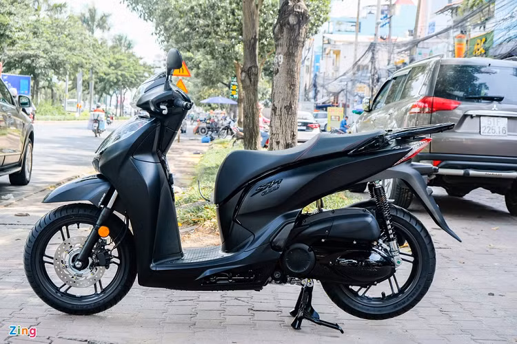 Ra mắt hồi tháng 1 tại triển lãm Motor Bike Expo 2020, Honda SH 300i Total Black Edition là 1 trong 2 phiên bản đặc biệt của Honda SH 300i tại Italy. Xe được đưa về bởi đại lý tư nhân ở quận Bình Thạnh (TP.HCM).