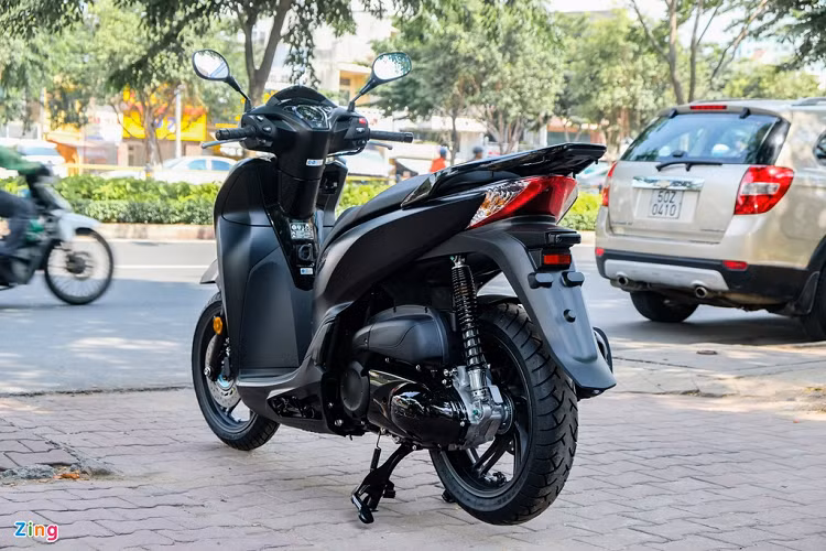 So với SH 300i tiêu chuẩn đang được phân phối chính hãng, SH 300i Total Black Edition không có khác biệt về kiểu dáng. Điểm khác biệt duy nhất là phiên bản đặc biệt sở hữu tone màu đen ở khắp xe - đúng như tên gọi.
