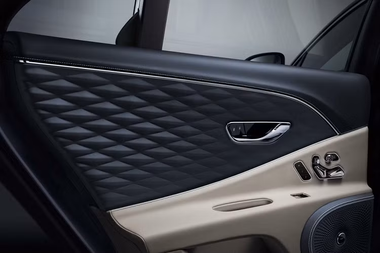 Bên cạnh đó, cụm vô lăng trên Flying Spur cũng vô cùng đặc biệt. Sử dụng tới 5 mét đường chỉ để xuyên qua 352 lỗ khâu, cụm tay lái này sẵn sàng gây “mê hoặc” bất kì ai với 168 mũi khâu đan chéo đầy tính nghệ thuật.