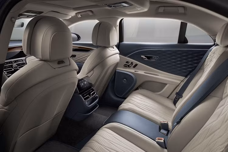 Và phải mất tới 3 giờ rưỡi để một người thợ thủ công Bentley hoàn thiện một cụm vô lăng như thế trên Flying Spur. Tương tự, phần ghế trên chiếc xe cần tới không dưới 12 giờ để lắp ráp thủ công, trong đó bao gồm 5.103 mũi khâu riêng lẻ.
