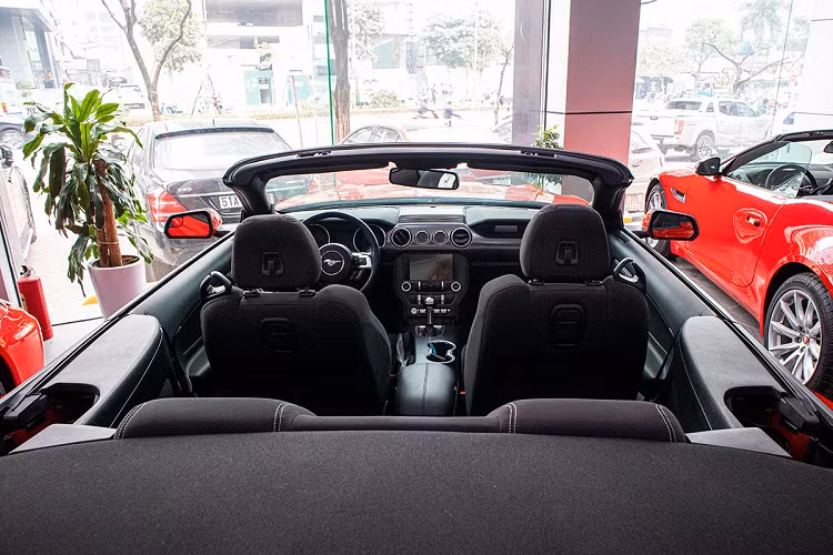 Hiện tại, giá xe Ford Mustang Convertible 2020 đang được chào bán với mức khoảng 2,990 tỷ đồng tại đại lý tư nhân ở Việt Nam, rẻ hơn đối thủ trực tiếp Chevrolet Camaro Convertible RS khoảng 1 tỷ đồng.