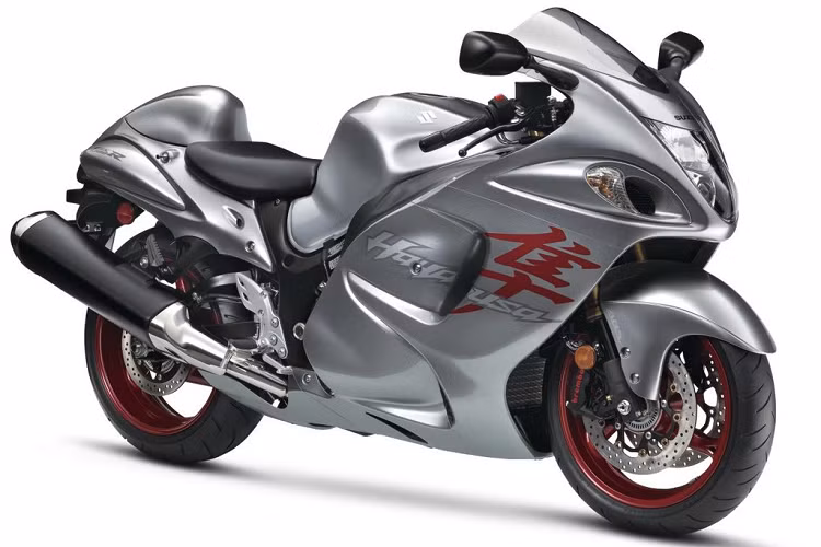 Không ai mà không biết đến Hayabusa, nó từng giữ kỷ lục xe môtô nhanh nhất hành tinh trong suốt nhiều năm. Đây là mẫu xe đầu tiên trên thế giới phá vỡ cột mốc 300 km/h nhờ công suất 173 mã lực. Kỷ lục này được giữ vững từ năm 1998 đến năm 2013.