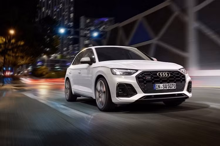 Giống như những chiếc xe sử dụng động cơ dầu khác, Audi SQ5 TDI facelift mới cũng được bán ra duy nhất tại thị trường Châu Âu. Mẫu xe này được trang bị khối động cơ dầu V6, dung tích 3,0 lít sản sinh công suất cực đại 336 mã lực cùng 700 Nm mô-men xoắn, có được trong dải vòng tua từ 1.750 vòng/phút đến 3.250 vòng/phút. Với sức mạnh này, chiếc SUV có thể tăng tốc lên 100 km/h trong chỉ 5,1 giây và tốc độ tối được giới hạn ở 250 km/h.
