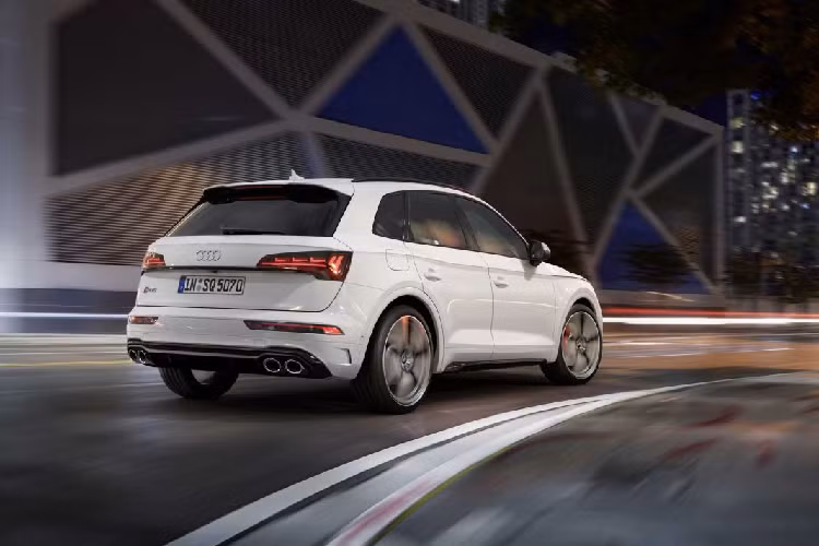 Động cơ của Audi SQ5 TDI 2021 mới đã được hãng tinh chỉnh lại nhằm mang đến công suất ở dải vòng tua thấp hơn, đồng thời tiết kiệm nhiên liệu hơn so với thế hệ trước. Piston được làm bằng nhôm nguyên khối nhằm giảm mất mát nhiệt lượng, mang đến khả năng đốt cháy nhiên liệu tốt hơn. Vị trí đặt bộ tản nhiệt khí nạp cũng được sử đổi, nhờ đó, tối ưu được khối lượng nhờ vào việc cắt giảm chiều dài đường ống xả.