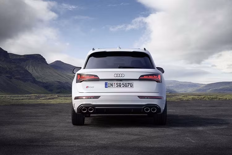 Audi sẽ bắt đầu bán ra SQ5 TDI 2021 vào đầu năm sau, xe sẽ được sản xuất tại nhà máy San Jose Chiapa, Mexico. Giá xe Audi SQ5 TDI 2021 mới khởi điểm cho mẫu xe này là 68.187 Euro tại thị trường Đức.