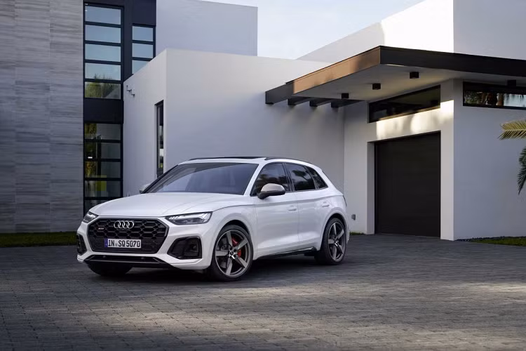 Audi SQ5 2021 sở hữu ngoại thất với những đường nét thiết kế góc cạnh và hiện đại tương tự như Q5 ra mắt cách đây ít lâu. Sự khác biệt của bản này với bản thường là hệ thống treo S Sport với giảm chấn chủ động, đặt xe thấp hơn 30 mm. Audi cũng cung cấp thêm cho khách hàng sự lựa chọn vi-sai thể thao trong khi bộ mâm nhôm kích thước 20 inch sẽ là trang bị tiêu chuẩn, tùy chọn lên mâm 21 inch. Công nghệ đèn hậu OLED tối tân cũng được trang bị cho xe, đèn pha trước sẽ là đèn LED tiêu chuẩn và có thể tùy chọn lên thành đèn LED Matrix.