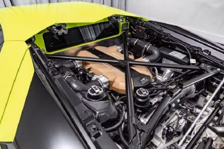 Ngoài màu sơn xanh Verde Themis, chiếc siêu xe Lamborghini Aventador SVJ này còn có nhiều chi tiết bằng carbon nhám rất ấn tượng.