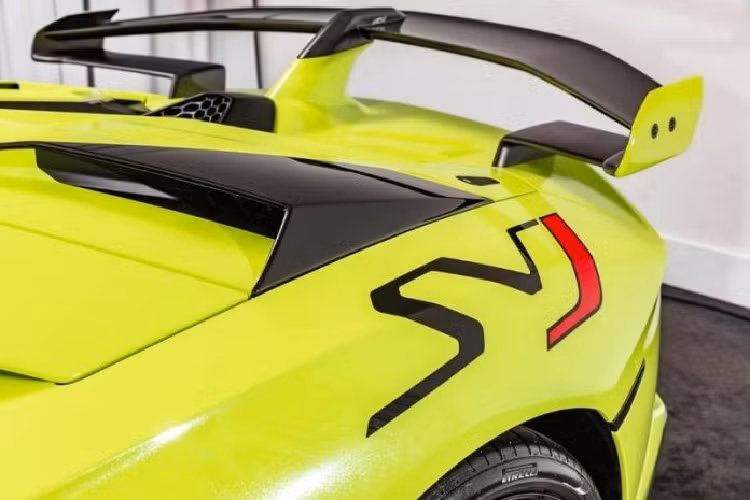 Vẻ đẹp của siêu phẩm Lamborghini Aventador SVJ mang màu sơn Verde Themis.