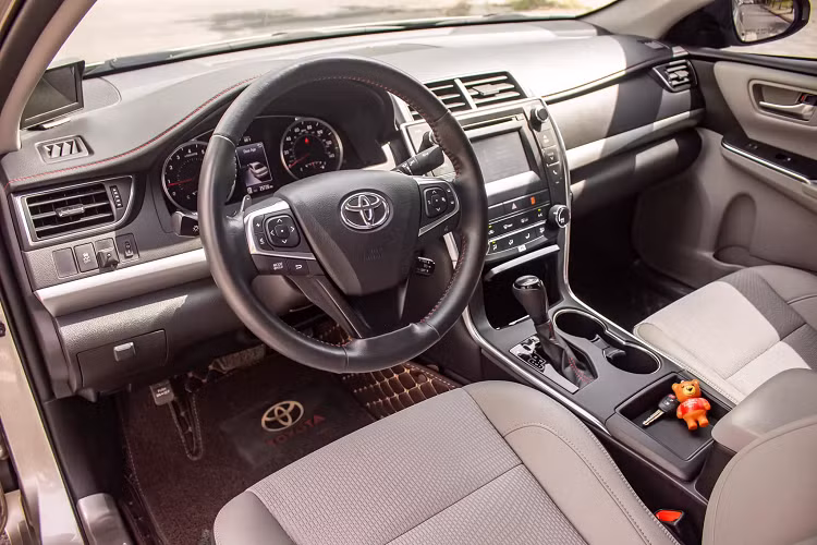 Có thể thấy, giá bán của Camry đời 2015 không rẻ hơn so với Camry 2020 đang được phân phối chính hãng với giá bán lần lượt cho 2 phiên bản 2.0G và 2.5Q là: 1,029 – 1,245 tỷ đồng. Tại Việt Nam, Camry nhập Mỹ vốn nổi tiếng là dòng xe nhiều trang bị an toàn, động cơ bền bỉ và kiểu dáng ít lỗi thời được nhiều người dùng yêu thích.