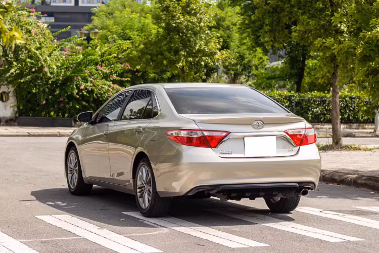 Trang bị cánh lướt gió liền thân phía sau tăng tính thẩm mỹ và phong cách thể thao. Tổng thể chiếc sedan thêm hài hoà hơn với “dàn chân” lắp bộ mâm hợp kim 5 chấu kép.