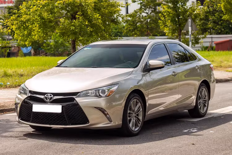 Toyota Camry phiên bản SE sử dụng động cơ 4cyl thẳng hàng dung tích 2.5L hút khí tự nhiên cho công suất tối đa 178 mã lực và mô-men xoắn cực đại 230 Nm. Sức mạnh được truyền xuống cầu trước (FWD) thông qua hộp số tự động 6 cấp (6AT).