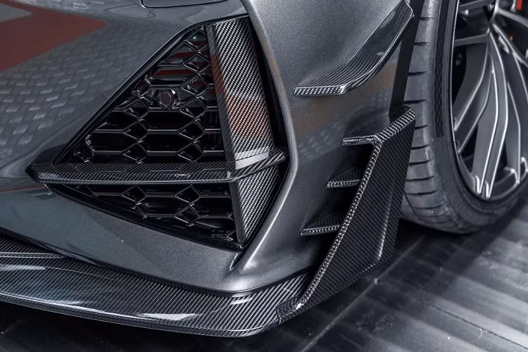 Giống với những gói độ được ABT Sportsline ra mắt trước đây, cả RS7-R và RS6-R đều sở hữu những nâng cấp dành cho động cơ. Cụ thể, trên phiên bản này, khối động cơ V8 dung tích 4.0 lít tăng áp kép của xe được nâng cấp với sức mạnh tối đa ở mức 730 mã lực, cao hơn đến 141 mã lực so với xe nguyên bản và mô-men xoắn cực đại cũng tăng từ 800 Nm lên con số 920 Nm.