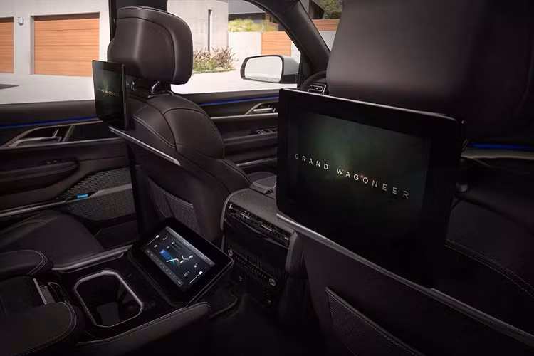 Về ngoại hình, Jeep Grand Wagoneer sở hữu thiết kế hầm hố mà người tiêu dùng có thể mong chờ ở một chiếc SUV hạng sang cỡ lớn.