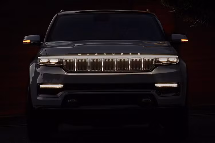 Bên cạnh đó, Grand Wagoneer trang bị cụm đồng hồ lái kỹ thuật số 12.3 inch, màn hình thông tin giải trí 12.1 icnh, màn hình trung tâm điều khiển 10.25 inch nhằm điều khiển ghế ngồi cũng như hệ thống điều hòa 4 vùng. Ở hàng ghế thứ 2, xe trang bị màn hình giải trí 10.1 icnh phía sau gắn trên lưng ghế trước, và thậm chí màn hình trung tâm điều khiển cho hàng ghế sau .