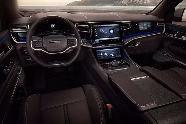 Về bản chất, Jeep Grand Wagoneer chính là phiên bản SUV của chiếc bán tải cỡ lớn Ram 1500. Cả hai đều sử dụng cấu trúc body on frame nhưng Grand Wagoneer sử dụng hệ thống treo sau độc lập. Wagoneer có thể sẽ có kích thước tương tự như Chevy Tahoe và Suburban.