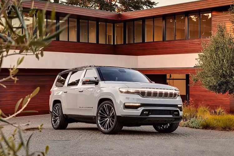 Với mức định giá này, phiên bản Jeep Grand Wagoneer 2021 mới tiêu chuẩn sẽ là đối thủ cạnh tranh chính của Chevrolet và GMC, trong khi phiên bản Grand Wagoneer cao cấp hơn được giới thiệu ở đây đang đại diện cho tham vọng của Jeep trong việc cạnh tranh với Cadillac Escalade, Lincoln Navigator và thậm chí cả những sản phẩm hàng đầu của Mercedes và Range Rover.