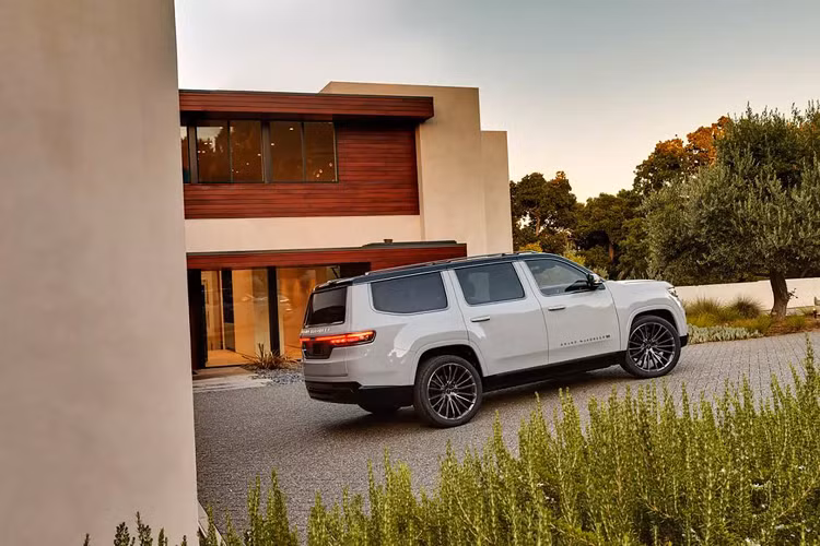 Jeep cho biết Wagoneer sẽ sử dụng phiên bản mới của phần mềm thông tin giải trí của FCA có tên UConnect 5, và nó sẽ cung cấp một hệ thống âm thanh cao cấp McIntosh với hệ thống 23 loa vệ tinh. Ba hàng ghế sẽ là trang bị tiêu chuẩn cung cấp cấu hình 7 chỗ với ghế thương gia ở hàng thứ hai. Công ty tuyên bố phiên bản sản xuất sẽ có sức chứa hành khách tốt nhất trong phân khúc.