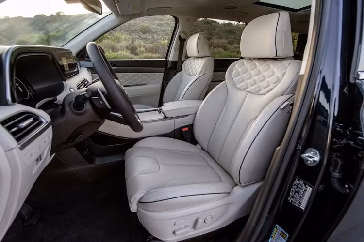 Giải pháp mà Hyundai đưa ra rất đơn giản, đó là các sản phẩm gia dụng hàng ngày có ngay trong nhà bạn. Các sản phẩm có thể dùng được cho việc xử lý mùi hôi trên Hyundai Palisade bao gồm: xịt khử mùi vải (Febreze Fabric Refresher), chất làm sạch bề mặt tinh khiết (pure&amp;clean Surface Cleanser) và máy khửi mùi vải / không khí hiệu Zep.