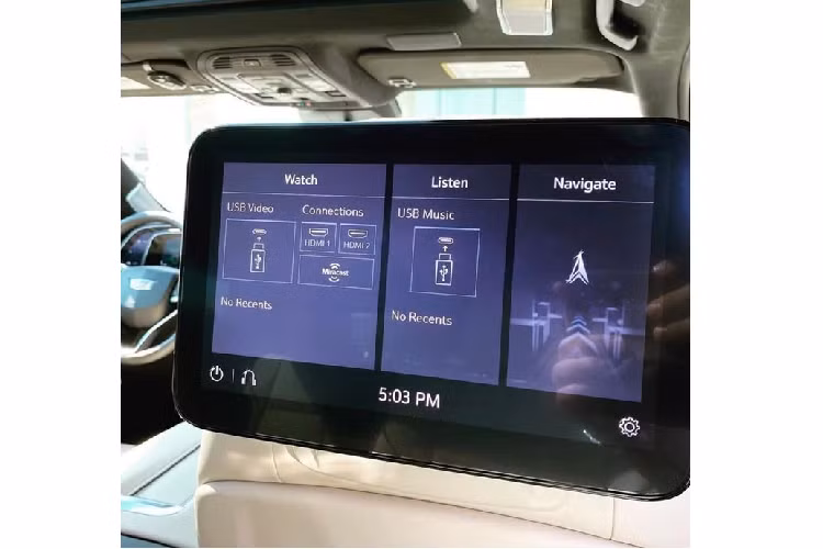 Ngoài ra, Cadillac Escalade 2021 cũng không thiếu vắng các trang bị giải trí đỉnh cao nhất như hệ thống âm thanh tinh chỉnh bởi AKG với 19 loa và 1 loa siêu trầm, màn hình cảm ứng giải trí cho hàng ghế thứ hai, các cổng kết nối với điện thoại thông minh.
