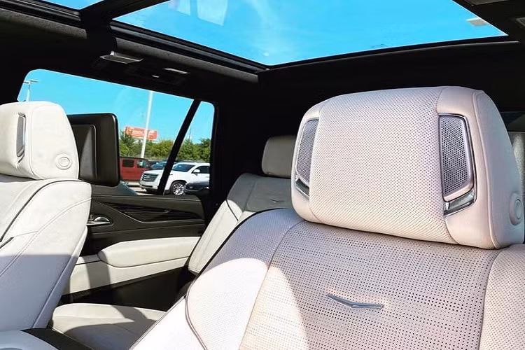 Cadillac Escalade 2021 được phát triển trên nền tảng khung gầm và hệ thống treo hoàn toàn mới, nhờ đó không gian cabin bên trong rộng rãi và khoáng đạt hơn đáng kể so với trước đây, ngay cả trên biến thể tiêu chuẩn. Đặc biệt, hãng còn ưu ái trang bị cho mẫu SUV cỡ lớn này bộ mâm với kích thước khủng 22 inch, đa chấu, góp phần gia tăng sự đồng điệu về mặt ngoại thất của xe.