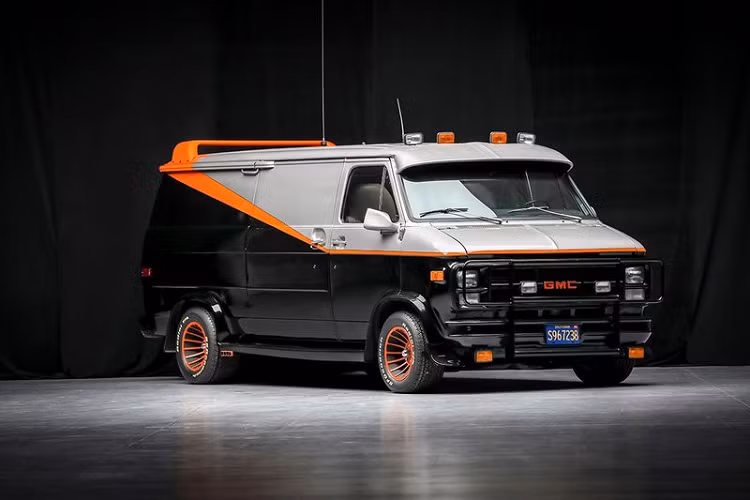 Là một trong sáu chiếc xe van thuộc chiến dịch quảng cáo của A-Team ở Mỹ và Canada, chiếc Chevrolet G-Series đời 1979 này có ngoại thất hai tông màu - đen và bạc - kết hợp các sọc cam chạy dọc thân xe giúp tạo điểm nhấn.
