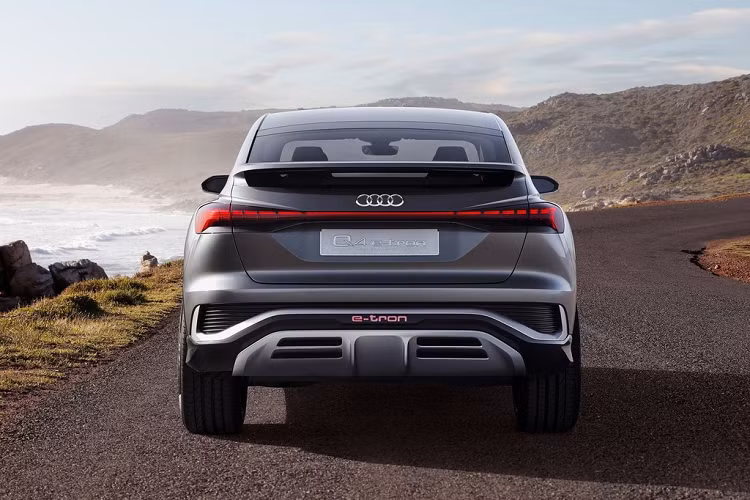 Phía sau, Q4 e-tron Sportback gây ấn tượng với cánh lướt gió cỡ lớn đặt phía trên dải đèn hậu LED. Đường nét thiết kế này thường chỉ xuất hiện trên các dòng xe thể thao gầm thấp nhưng nay được Audi táo bạo mang lên mẫu SUV Coupe.