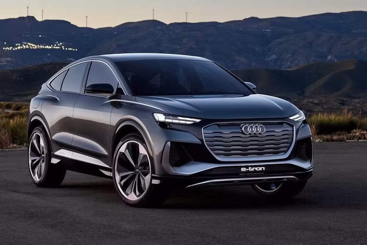 Audi tiếp tục trình làng một mẫu xe điện mới trong năm 2020 sau sự xuất hiện của 2 model e-tron S và e-tron S Sportback. Đó là Audi Q4 e-tron Sportback 2021 mới, biến thể mang phong cách SUV Coupe của mẫu xe gầm cao chạy điện Q4 e-tron ra mắt vào năm trước tại triển lãm Geneva Motor Show 2019.