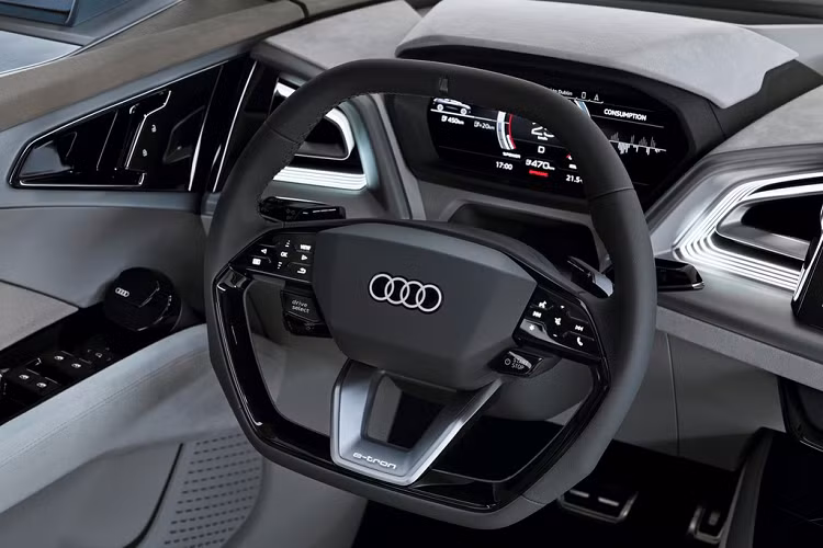 Tay lái 3 chấu được vát bằng trên và dưới, đi cùng đó là bảng đồng hồ tốc độ dạng kỹ thuật số.