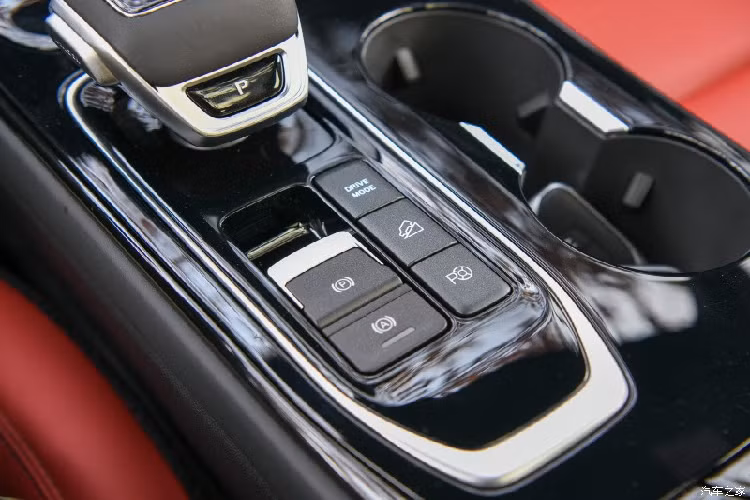 Về kích thước, Dongfeng Fengxing T5 EVO sở hữu chiều dài 4.565 mm, rộng 1.860 mm, cao 1.690 mm và chiều dài cơ sở 2.715 mm. Với thông số này, tân binh nhà Dongfeng sẽ cạnh tranh với những đối thủ như Honda CR-V, Hyundai Tucson hay Nissan X-Trail.