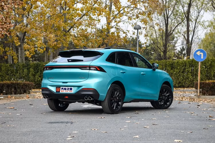Về an toàn, Dongfeng Fengxing T5 EVO hứa hẹn được trang bị hệ thống hỗ trợ lái bán tự động cấp độ 2. Cuối cùng là camera 360 độ và hệ thống kiểm soát hành trình thích ứng.