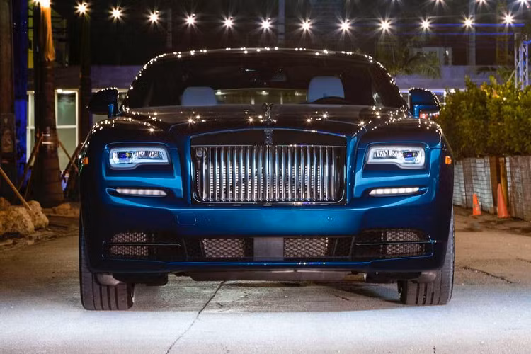 Vậy, xe sang Rolls-Royce Black Badge là gì? Nó lần đầu tiên giới thiệu vào năm 2016 với chiếc Wraith, sau đó là Dawn biến thể mui trần và gần đây nhất là trên chiếc SUV Cullinan. Nhìn chung, Black Badge mang tới cho khách hàng những tinh chỉnh thể thao đầy tinh tế, kết hợp các thay đổi kiểu dáng như tấm lưới tản nhiệt và huy hiệu Spirit of Ecstasy tối màu, cụm bánh xe hoàn toàn mới và nhiều điểm nhấn nội thất đáng chú ý, thậm chí cả một số điều chỉnh nhỏ trên hệ dẫn động.