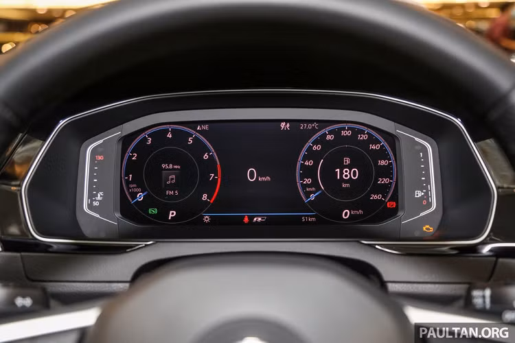 Hệ thống thông tin giải trí bao gồm màn hình cảm ứng 9,7 inch, hỗ trợ kết nối không dây Apple CarPlay và Android Auto. Hệ thống định vị cao cấp Discover Pro. Đồng hồ dạng màn hình kỹ thuật số 11,7 inch.