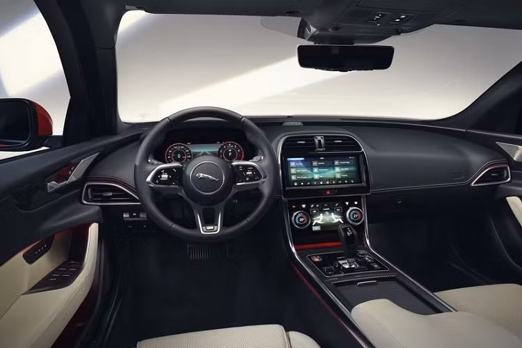 Theo Jaguar, XE 2020 được bắt nguồn cảm hứng từ đàn anh F-Type danh tiếng. Do đó, nét thể thao chính là điểm nhấn mạnh mẽ trên XE so với các đối thủ trong phân khúc. Cũng trên phiên bản nâng cấp mới, người dùng có thể tuỳ chọn khá nhiều trang bị cho xe như bộ body-kit R-Dynamic, hệ thống treo thể thao, mâm xe 18 hoặc 19 inch đa chấu...