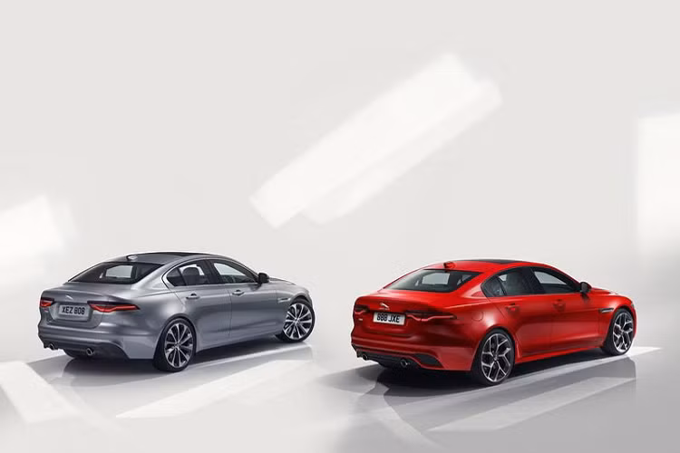 Ở phía trước, Jaguar XE 2020 nổi bật nhờ cặp đèn chiếu sáng LED với thiết kế sắc cạnh và có phần dữ dằn, đúng theo tinh thần của một chú báo săn mồi. Bên cạnh đó, mặt ca-lăng hình chữ nhật kích thước vừa phải kết hợp cùng cản dưới thể thao cũng mang tới cảm giác khoẻ khoắn hơn cho XE 2020.
