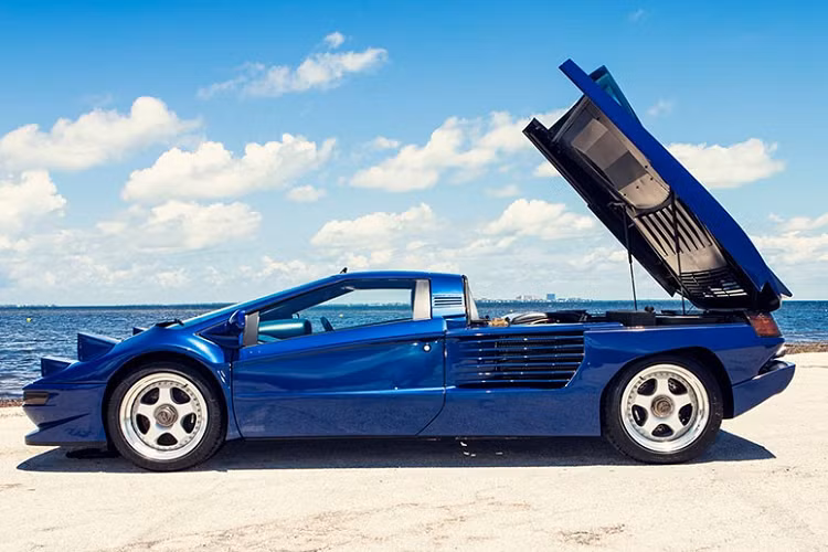 Chiếc Cizeta V16T của Quốc vương Hassanal Bolkiah là xe thứ 6 xuất xưởng từ nhà máy của công ty Cizeta Automobili và đi kèm những thanh nằm ngang ở khe gió cạnh chắn bùn sau thay vì dọc như những chiếc khác. Ngoài ra, ống xả trên chiếc siêu xe này có vẻ cũng đã được thay đổi.