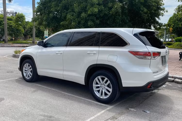 Cùng với Venza và Camry - Toyota Highlander là một trong những dòng xe Toyota nhập Mỹ rẩt được ưa chuộng tại thị trường Việt Nam. Cách đây nhiều năm, ở thời điểm trước khi Ford Explorer được phân phối chính hãng tại thị trường Việt, Toyota Highlander nhập Mỹ dường như là một lựa chọn duy nhất dành cho khách mua xe khi có nhu cầu sở hữu một chiếc crossover SUV cỡ trung 7 chỗ.