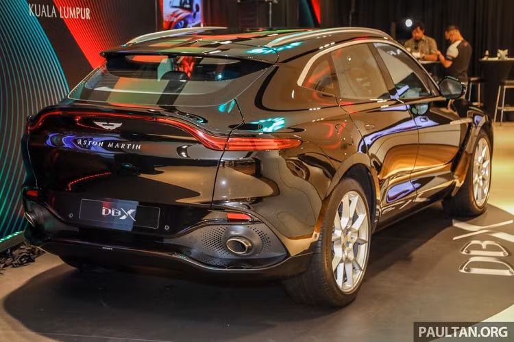 DBX là mẫu SUV đầu tiên của thương hiệu siêu xe Anh Quốc - Aston Martin. Tiếp nối thành công của các đàn anh đi trước, Aston Martin DBX mang trong mình ADN thiết kế tổng thể đậm chất Aston Martin với những nếp gấp mềm mại và bộ lưới tản nhiệt hình "miệng cá" quen thuộc.