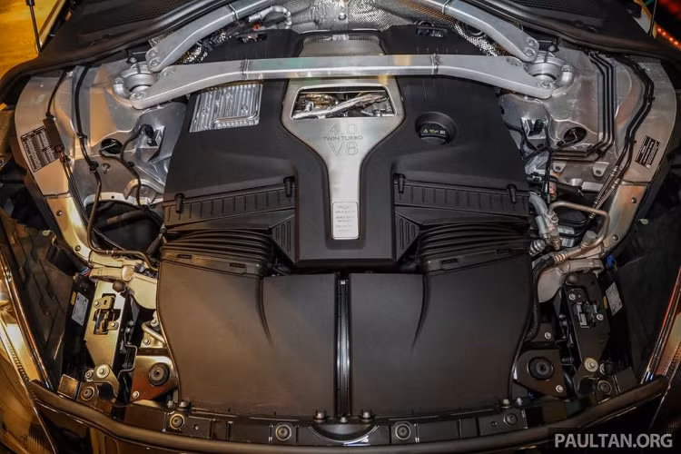 Phần đuôi xe nổi bật với cụm đèn hậu dạng vòng cung, tương tự siêu phẩm Aston Martin Vantage V8. Ngoài ra, phần cản dưới của xe cũng được sơn đen với kích thước lớn và cụm ống xả kép hình tròn kết hợp với cánh gió phía trên nóc mang tới một diện mạo bảnh bao và quyến rũ cho tổng thể xe.